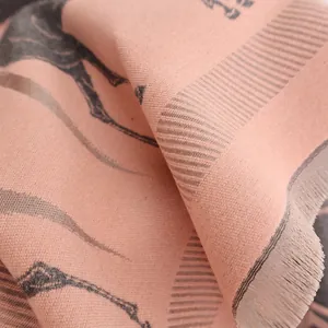 Détail de l'écharpe rose et grise montrant la texture tissée et le motif équestre fin