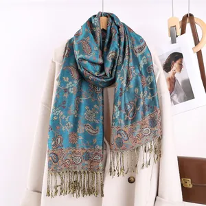 Sciarpa boho blu pavone con motivo jacquard paisley e frange per look invernale