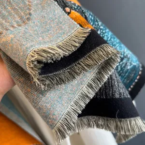 Detailansicht eines abstrakten Jacquard-Schals mit feinen Fransen an den Kanten