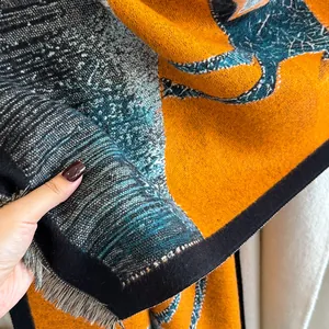 Nahaufnahme des dicken Kaschmirschals im Ölgemälde-Stil mit Fransen und Jacquard-Gewebe