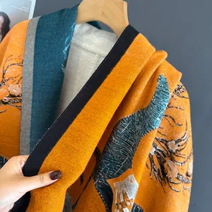 Detailansicht der dicken Lammwoll-Innenseite und des Vintage-Kontrastmusters am Schal