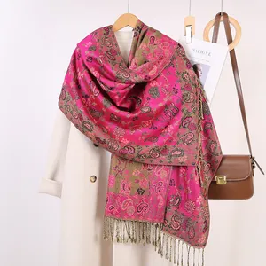Dettaglio dei motivi paisley rosa e nappe fatte a mano sullo scialle etnico