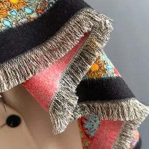 Makroaufnahme des Boho-Schals mit dicker Textur und silbergrauen Fransen im Detail