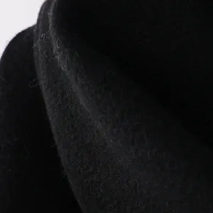 Makroaufnahme der dicken schwarzen Wollstofftextur und weichen Fasern am warmen Schal