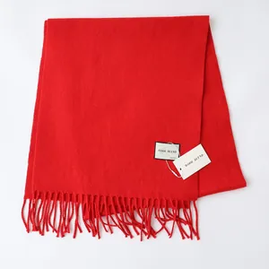 Nahaufnahme des roten Wollmischschals mit Fransen-Details und feiner Textur