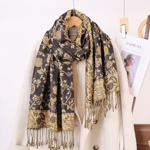Dettaglio sciarpa jacquard paisley vintage con frange su un cappotto di lana
