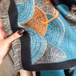 Dicker Kaschmir-Imitat-Schal mit pfauenblauen Geometrie-Mustern und Fransenrand