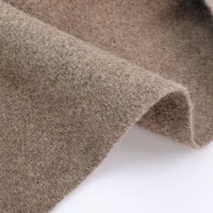 Makrodetail aus dunkelkhakifarbenem Wollschalstoff mit reicher Faserstruktur und Haptik