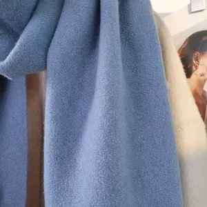 Detailansicht der hochwertigen Wolltextur und des weichen dunkelblauen Schalmaterials