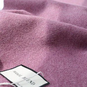 Makroansicht der weichen rosa Wollmischung mit hochwertiger, feiner Textur und Fasern