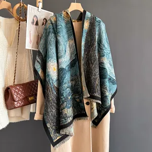 Sciarpa effetto cashmere con motivo Notte Stellata di Van Gogh abbinata a un cappotto