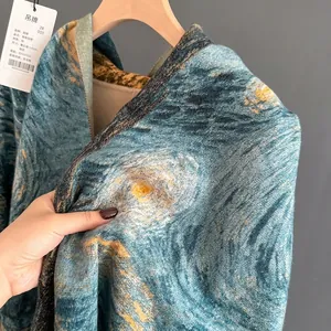 Sciarpa calda effetto cashmere stampa Notte Stellata Van Gogh con trama spazzolata