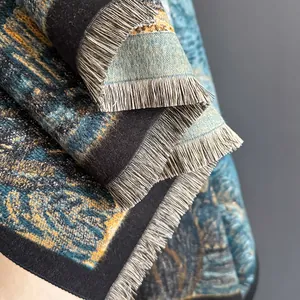 Dettaglio ravvicinato della trama e delle frange della sciarpa in cashmere stile Notte Stellata