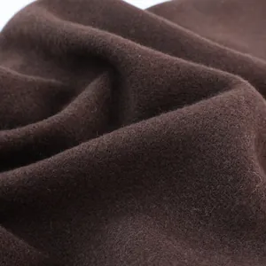 Nahaufnahme der dunkelbraunen Wollstoff-Textur mit weichen Fasern und warmer Dicke