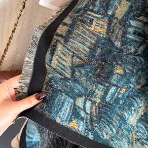 Dettaglio della sciarpa artistica in cashmere Van Gogh con stampa notte stellata e frange