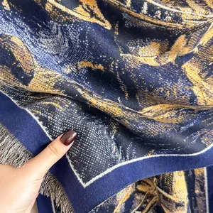 Scialle jacquard stile pittura a olio blu e oro con frange e trama in maglia spessa