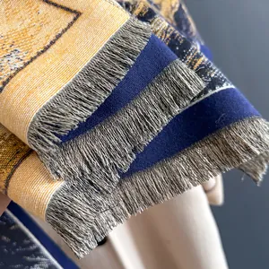 Dettaglio di sciarpa stile pittura a olio con trama jacquard blu oro e frange grigie