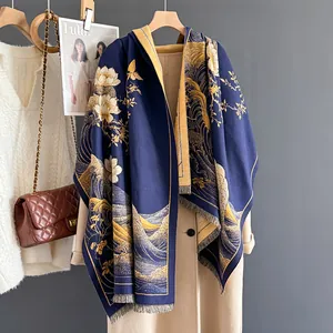 Sciarpa in cashmere blu scuro stile pittura a olio con motivi floreali dorati lotus