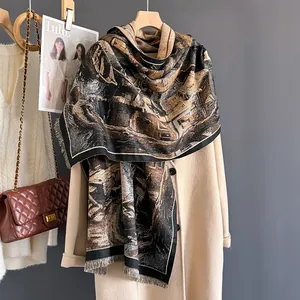 Dettaglio scialle con stampa pittura a olio e frange abbinato a cappotto beige