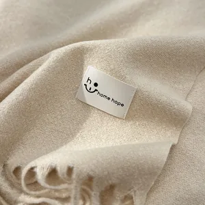 Sciarpa in maglia bianco crema con frange ed etichetta tessuta hope da donna