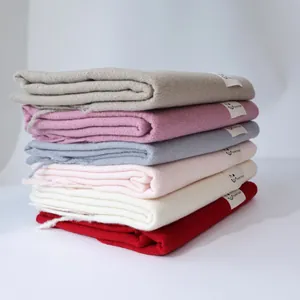 Set di sciarpe effetto cashmere con nappe e etichette logo smiley in vari colori