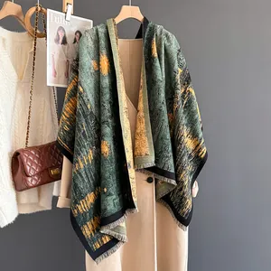 Sciarpa scialle artistica verde e gialla effetto cashmere con frange su cappotto beige