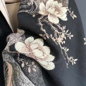 Dettaglio ravvicinato della sciarpa in cashmere con stampa di loto dorato e trama fine