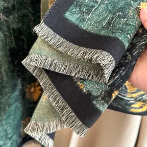 Dettaglio ravvicinato della stampa a olio retrò e delle frange sullo scialle caldo in cashmere