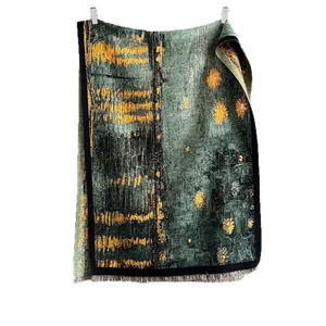Elegante scialle pashmina verde smeraldo con motivi floreali gialli e frange grigie