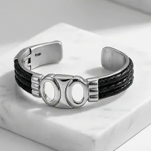Geflochtenes Lederarmband für Herren mit silbernem Metallverschluss auf Marmor