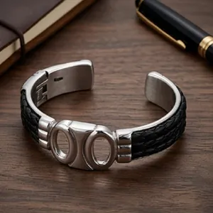 Details des geflochtenen schwarzen Lederarmbands für Herren mit Löwenkopf-Charm