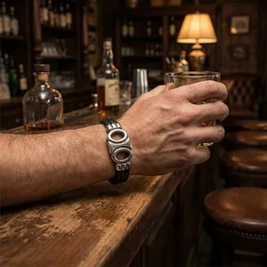 Robustes geflochtenes Herrenarmband in Schwarz mit matter Metallschnalle im Bar-Stil