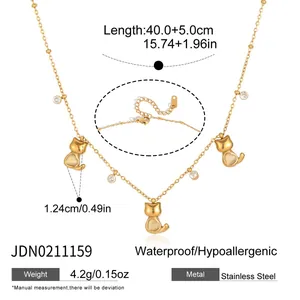 Detailweergave van 18K gouden kattenketting met specificaties en waterbestendigheid