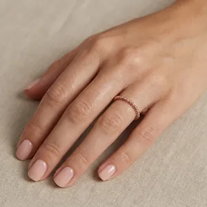 Bague perlée pour femme en acier titane or rose avec un design minimaliste épuré