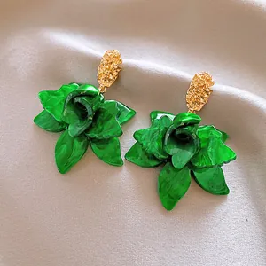Elegante grüne Harzblumen-Ohrhänger mit luxuriösen strukturierten Goldsteckern für Damen