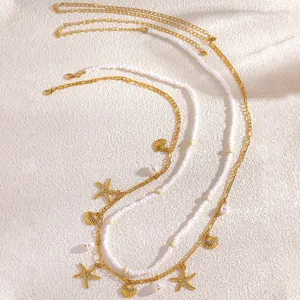 Detailaufnahme einer böhmischen goldenen Taillenkette mit Seesternen und weißen Perlen