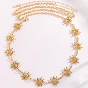 Primo piano dettagliato di una cintura a catena in metallo dorato a forma di sole oro.