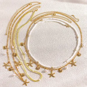 Detaillierte Makroansicht goldener Boho-Taillenketten mit Seesternen und Perlen
