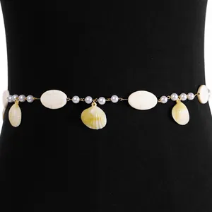 Elegante Nahaufnahme der böhmischen Strand-Taillenkette mit Muscheln und Perlen auf Schwarz
