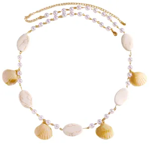 Detailansicht einer Bohème-Taillenkette mit eleganten Perlen und natürlichen Muscheln