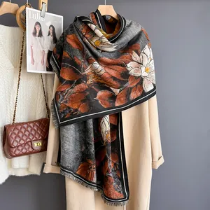 Scialle tipo cashmere con stampa magnolia pittura a olio drappeggiato su cappotto