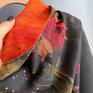 Elegante gebreide sjaal met rode rozen en oranje contrastvoering voor de winterstijl