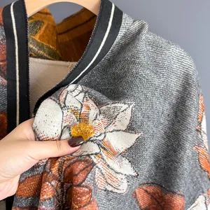 Scialle grigio effetto cashmere con motivo a olio di magnolia arancione