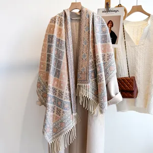 Sciarpa a quadri stile europeo con nappe drappeggiata su un cappotto per un look invernale