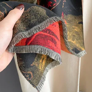 Detailopname van een kasjmier-gevoel sjaal met olieverf bloemenprint en zachte franjes