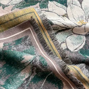 Dettaglio sciarpa motivo magnolia effetto cashmere con eleganti frange morbide