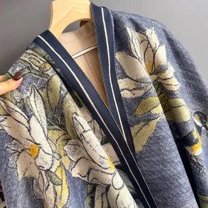 Dettaglio del motivo floreale magnolia su scialle pashmina premium effetto cashmere