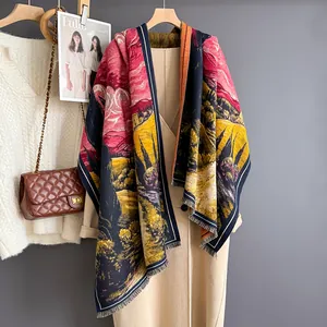 Détail d'un châle imprimé peinture à l'huile avec franges et manteau en laine camel