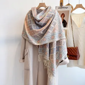 Dettaglio della sciarpa jacquard a quadri con morbide frange su un cappotto invernale