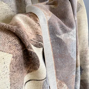 Herfst kasjmier-achtige sjaal met abstract jacquard weefpatroon in olieverfstijl